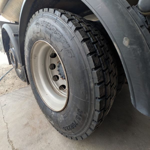 Pneumatico per camion e autocarri